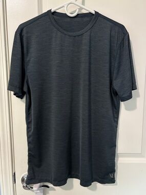 Vuori Zephyr Tee Shirt Size Medium